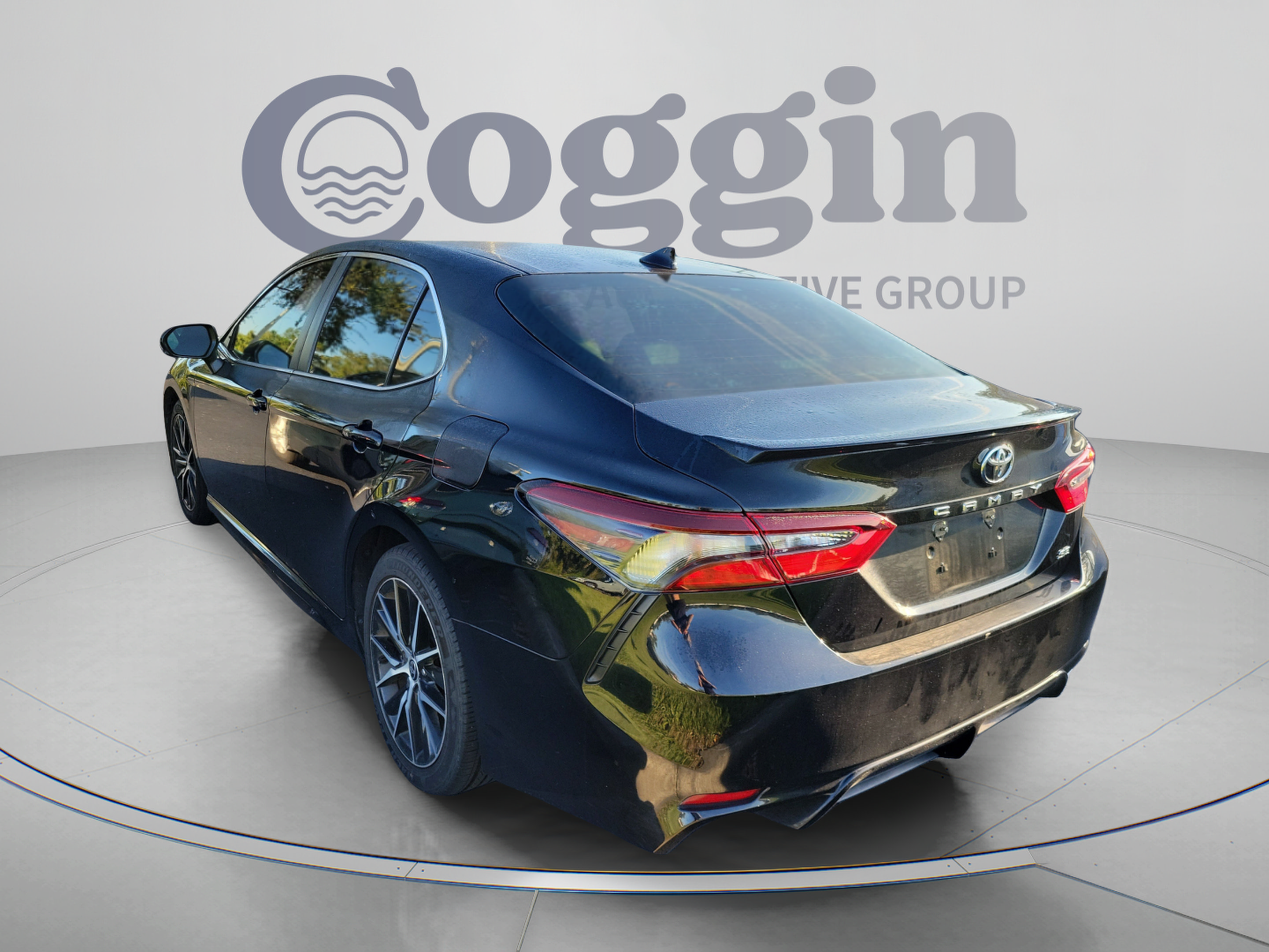 Used 2022 Toyota Camry SE w/ Audio Upgrade Package FWD image 2