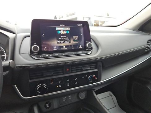 Used 2024 Nissan Rogue S image 33