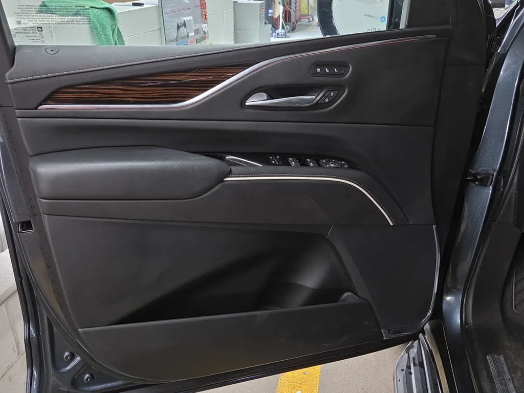 Used 2021 Cadillac Escalade Premium Luxury AWD/4WD image 7