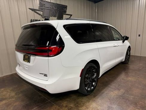 Used 2025 Chrysler Pacifica Limited AWD/4WD image 8