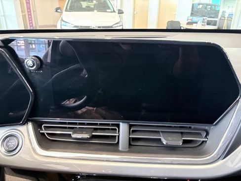 Used 2025 Chevrolet Trax LT FWD image 13