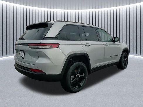 New 2025 Jeep Grand Cherokee Altitude image 8