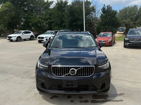 Used 2025 Volvo XC40 B5 Core AWD/4WD image 2