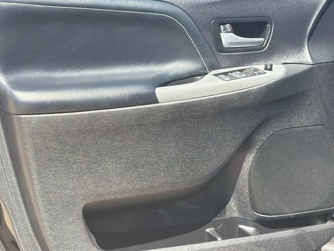 Used 2018 Toyota Sienna SE w/ Carpet Mat Package FWD image 12