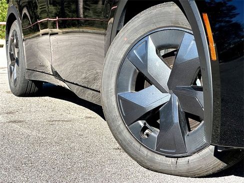 Used 2025 Toyota Prius SE image 2