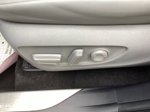 Certified 2023 Toyota Highlander XLE image 28