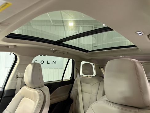 Used 2023 Lincoln Aviator AWD w/ Premium Package image 24