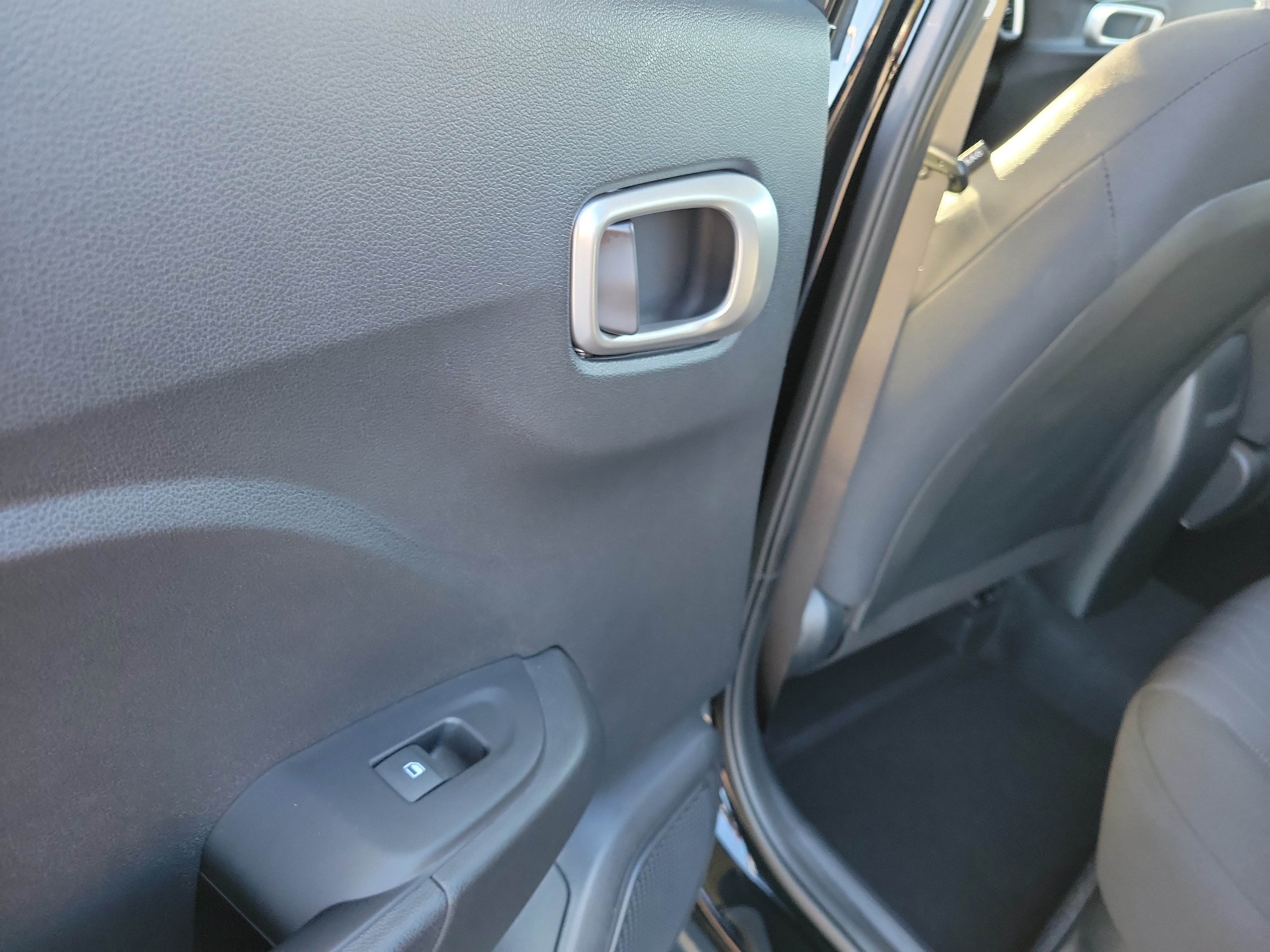 Used 2025 Hyundai Venue SE FWD image 13