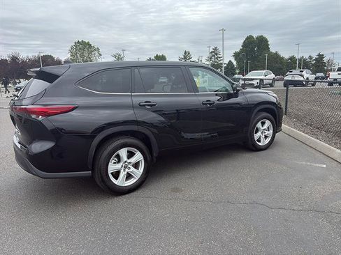 Used 2023 Toyota Highlander LE FWD image 2