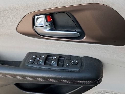 Used 2018 Chrysler Pacifica Touring Plus w/ Tire & Wheel Group FWD image 22