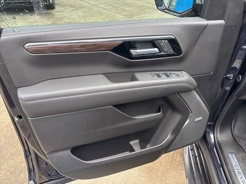 New 2026 Chevrolet Suburban Premier w/ Sun And Tow Package AWD/4WD image 32