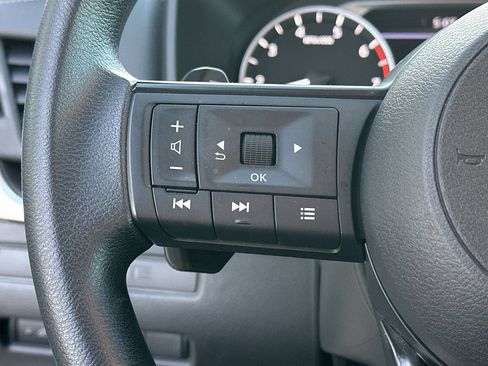 Used 2024 Nissan Rogue S image 14