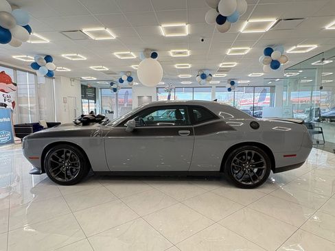 Used 2022 Dodge Challenger R/T w/ T/A Package image 4