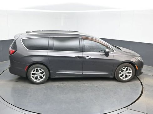 Used 2017 Chrysler Pacifica Touring-L Plus w/ Tire & Wheel Group FWD image 25
