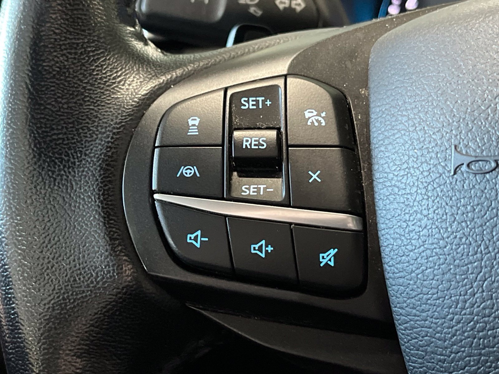 Used 2020 Ford Explorer XLT w/ Equipment Group 202A AWD/4WD image 30