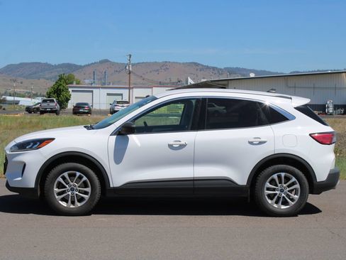 Used 2022 Ford Escape SE w/ Cold Weather Package AWD/4WD image 3