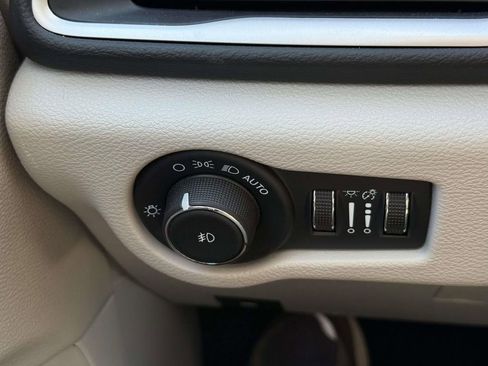 Used 2024 Chrysler Pacifica Touring-L FWD image 30