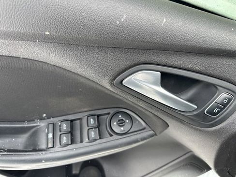 Used 2016 Ford Focus SE w/ SE Sport Package image 12