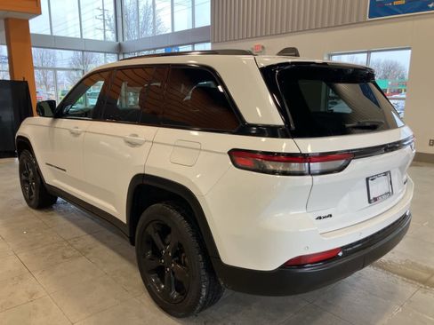 Used 2023 Jeep Grand Cherokee Limited w/ Luxury Tech Group II image 7