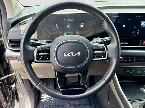 Used 2025 Kia Carnival FWD image 11