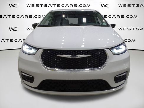 Used 2024 Chrysler Pacifica Touring-L image 4