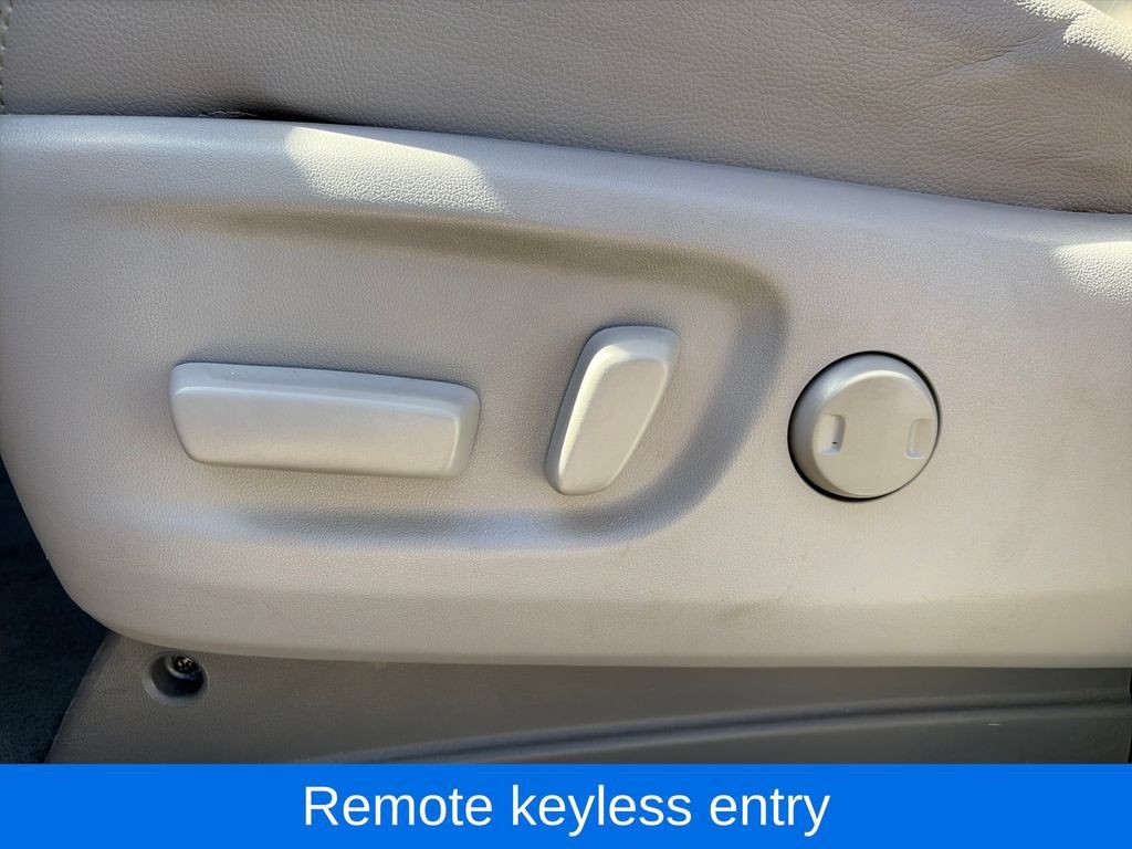 Used 2018 Toyota Sienna XLE Premium w/ Carpet Mat Package FWD image 19