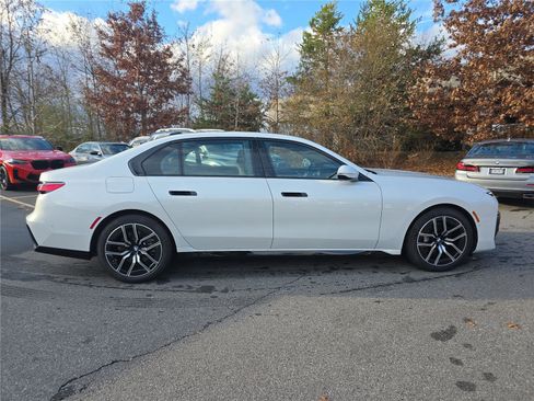 Used 2024 BMW 740i image 2