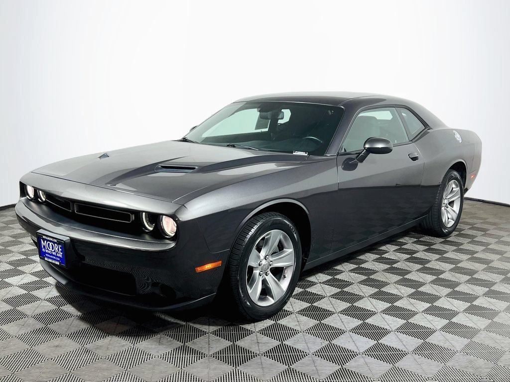 Used 2017 Dodge Challenger SXT RWD image 3