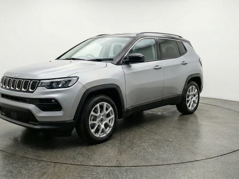 Used 2025 Jeep Compass Limited image 3