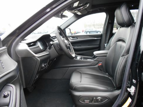 New 2025 Jeep Grand Cherokee Limited w/ Black Appearance Package AWD/4WD image 6