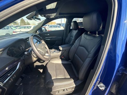 Used 2023 Cadillac XT4 Luxury w/ Cold Weather Package AWD/4WD image 11
