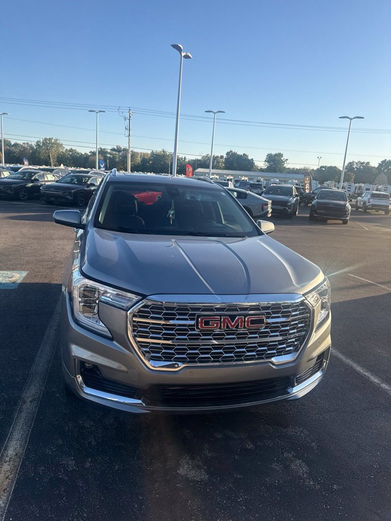 Used 2023 GMC Terrain Denali AWD/4WD image 2