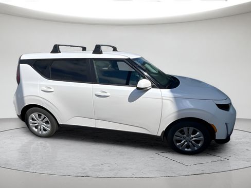 Used 2023 Kia Soul LX FWD image 2