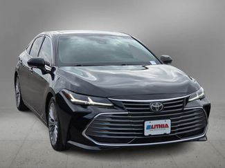Used 2019 Toyota Avalon Limited FWD video 3
