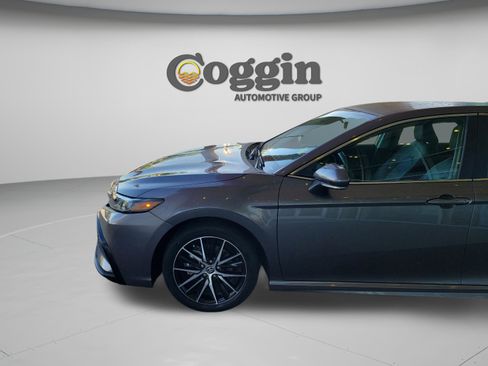 Used 2023 Toyota Camry SE FWD image 2