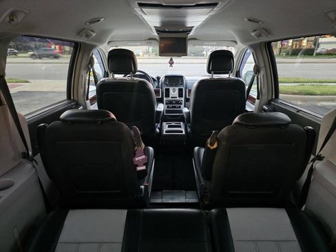 Used 2010 Chrysler Town & Country Touring Plus image 25