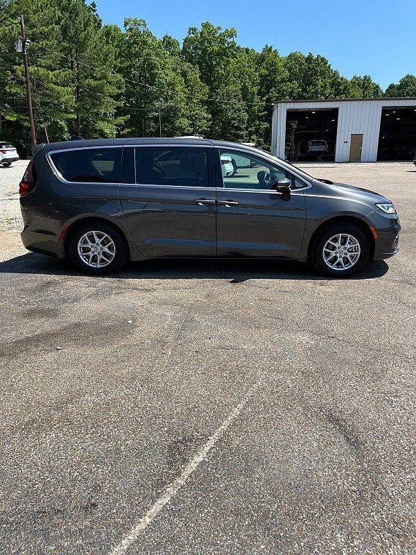 Used 2023 Chrysler Pacifica Touring-L FWD image 8