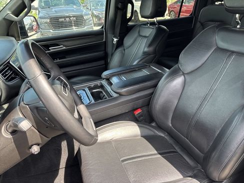 Used 2023 Jeep Wagoneer Series III w/ Preferred Equipment Group AWD/4WD image 8