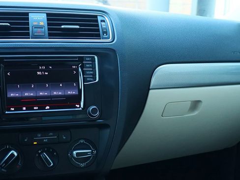 Used 2017 Volkswagen Jetta SE image 42