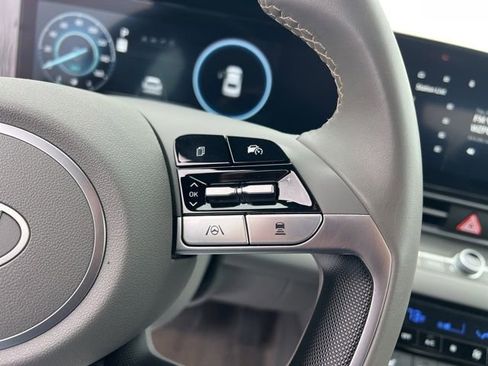 Used 2025 Hyundai Elantra SEL image 15