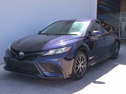 Used 2022 Toyota Camry SE FWD image 1