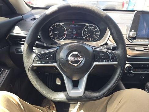 Used 2025 Nissan Altima 2.5 SV FWD image 14