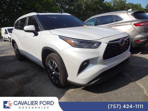 Used 2023 Toyota Highlander XLE FWD image 2