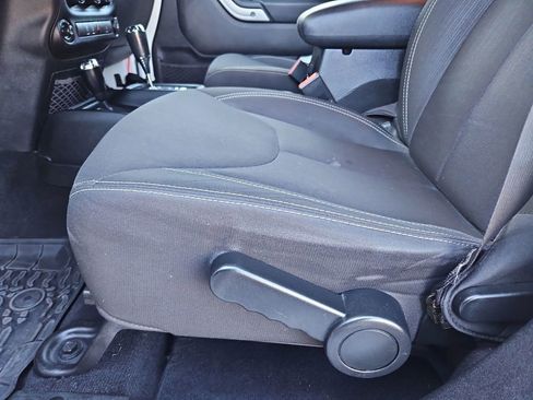 Used 2017 Jeep Wrangler Unlimited Rubicon w/ Connectivity Group image 22