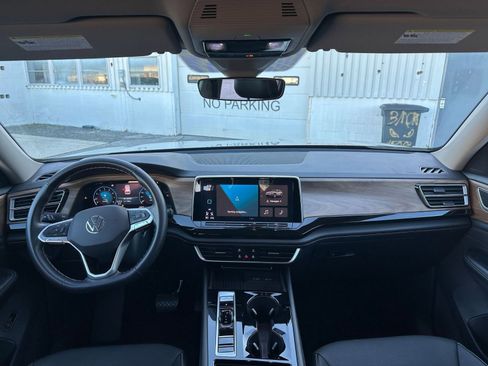 Used 2025 Volkswagen Atlas SE image 33