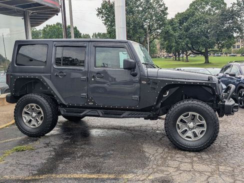 Used 2017 Jeep Wrangler Unlimited Rubicon w/ Connectivity Group AWD/4WD image 11