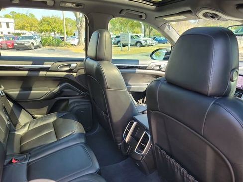 Used 2018 Porsche Cayenne S image 30