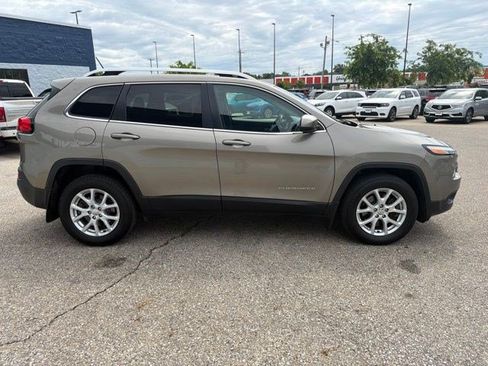 Used 2017 Jeep Cherokee Latitude w/ Cold Weather Group AWD/4WD image 5