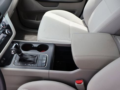 Used 2016 Kia Sedona L FWD image 35
