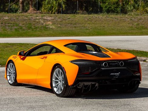 Used 2024 McLaren Artura RWD image 25